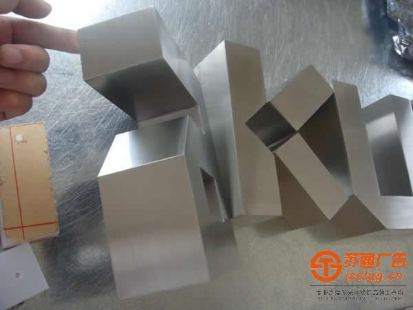 不銹鋼精品發(fā)光字通常有幾種表現(xiàn)形式